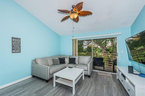 Condo in Saint Petersburg, Florida, 2 bedrooms  № 225464 - photo 6