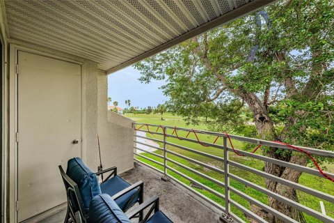 Condo in Saint Petersburg, Florida, 2 bedrooms  № 225464 - photo 14