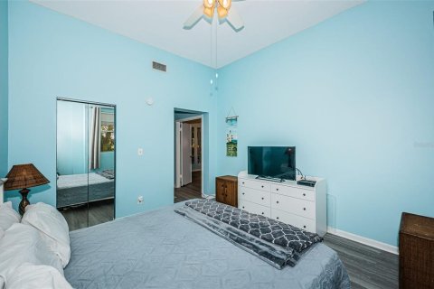 Condo in Saint Petersburg, Florida, 2 bedrooms  № 225464 - photo 9