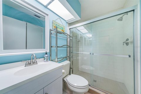 Condo in Saint Petersburg, Florida, 2 bedrooms  № 225464 - photo 10