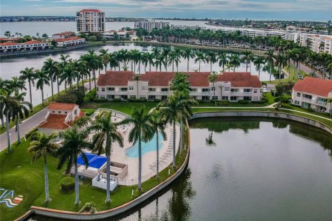 Condo in Saint Petersburg, Florida, 2 bedrooms  № 225464 - photo 24