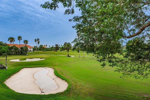 Condo in Saint Petersburg, Florida, 2 bedrooms  № 225464 - photo 17