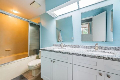 Condo in Saint Petersburg, Florida, 2 bedrooms  № 225464 - photo 13