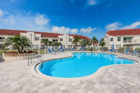 Condo in Saint Petersburg, Florida, 2 bedrooms  № 225464 - photo 18
