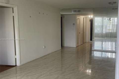 Condo in Sunrise, Florida, 2 bedrooms  № 1874136 - photo 6