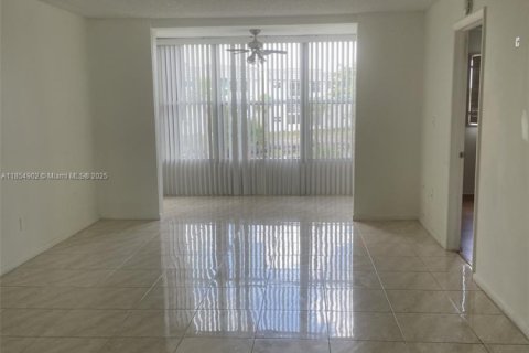 Condo in Sunrise, Florida, 2 bedrooms  № 1874136 - photo 5
