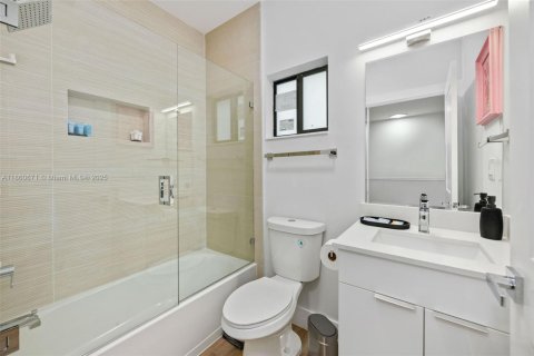 Commercial property in Miami, Florida 455.22 sq.m. № 1888990 - photo 22