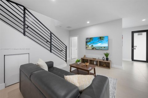 Commercial property in Miami, Florida 455.22 sq.m. № 1888990 - photo 6