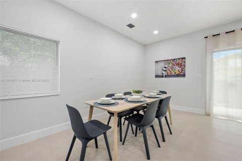 Commercial property in Miami, Florida 455.22 sq.m. № 1888990 - photo 13