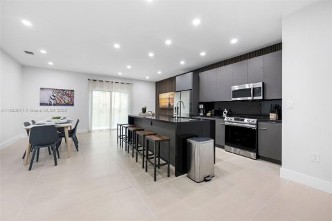 Commercial property in Miami, Florida 455.22 sq.m. № 1888990 - photo 11