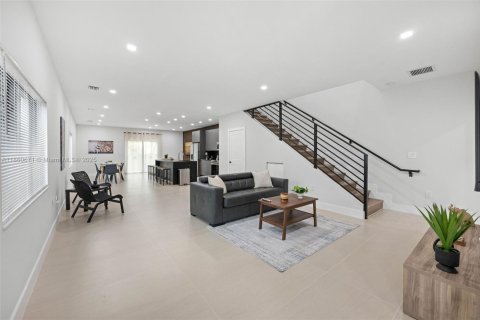 Commercial property in Miami, Florida 455.22 sq.m. № 1888990 - photo 4