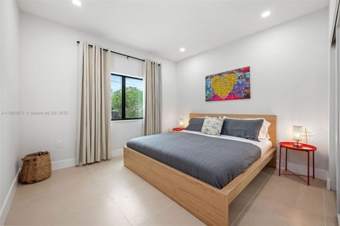 Commercial property in Miami, Florida 455.22 sq.m. № 1888990 - photo 18