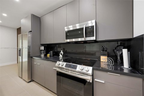 Commercial property in Miami, Florida 455.22 sq.m. № 1888990 - photo 12