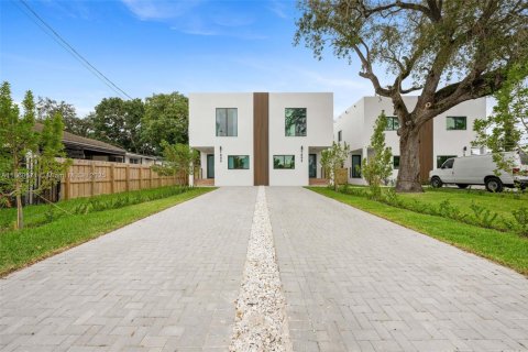 Commercial property in Miami, Florida 455.22 sq.m. № 1888990 - photo 1