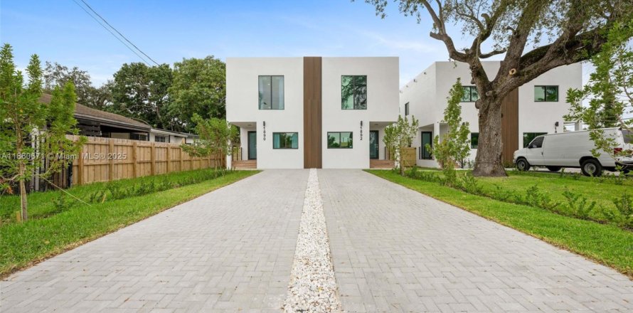 Commercial property in Miami, Florida 455.22 sq.m. № 1888990