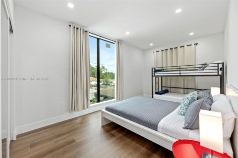 Commercial property in Miami, Florida 455.22 sq.m. № 1888990 - photo 24