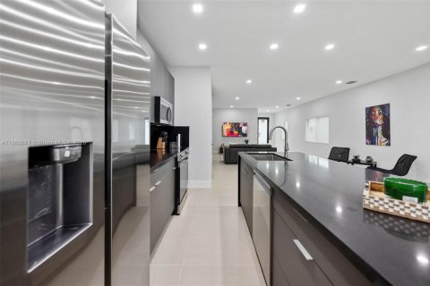Commercial property in Miami, Florida 455.22 sq.m. № 1888990 - photo 8
