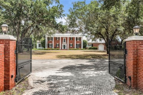 House in Orlando, Florida 5 bedrooms, 535.95 sq.m. № 2212025