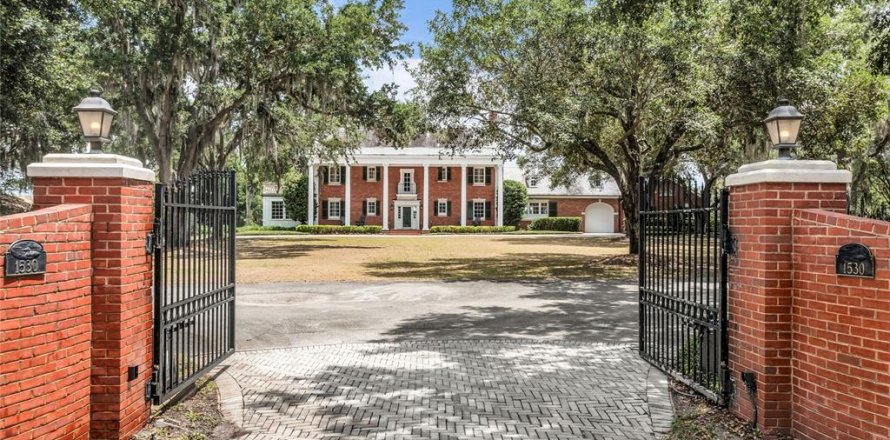 House in Orlando, Florida 5 bedrooms, 535.95 sq.m. № 2212025