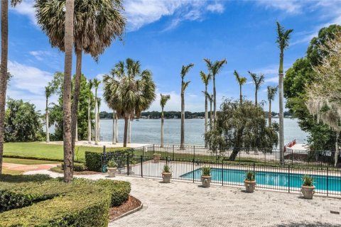 House in Orlando, Florida 5 bedrooms, 535.95 sq.m. № 2212025 - photo 13