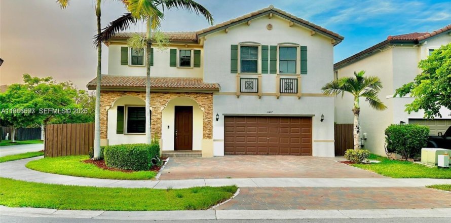 Дом в Хомстед, Флорида 4 спальни, 226.4м2 № 2048266