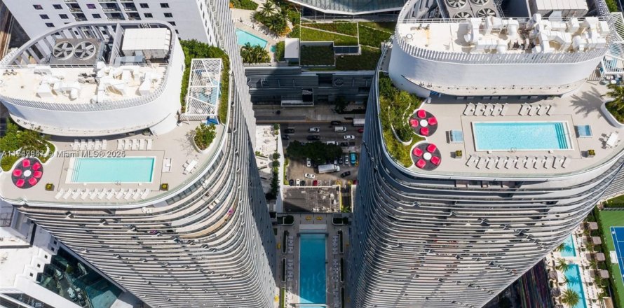 Condominio en Miami, Florida, 2 dormitorios  № 1979673