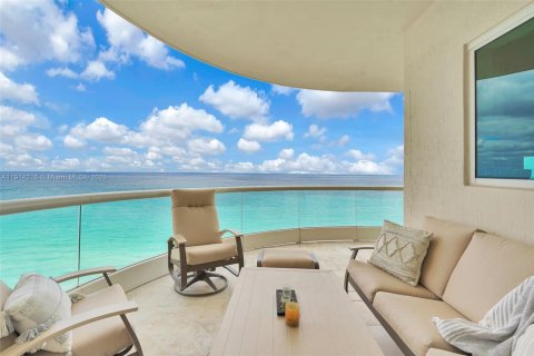 Condo in Sunny Isles Beach, Florida, 2 bedrooms  № 1969900 - photo 13