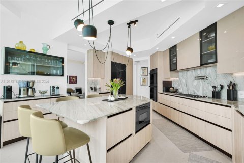 Condo in Sunny Isles Beach, Florida, 2 bedrooms  № 1969900 - photo 30