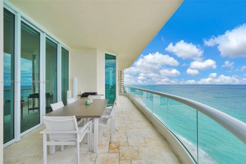 Condo in Sunny Isles Beach, Florida, 2 bedrooms  № 1969900 - photo 17