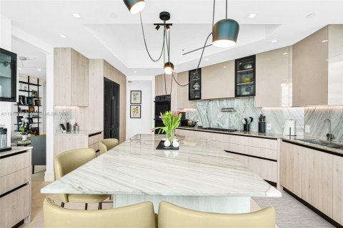 Condo in Sunny Isles Beach, Florida, 2 bedrooms  № 1969900 - photo 29