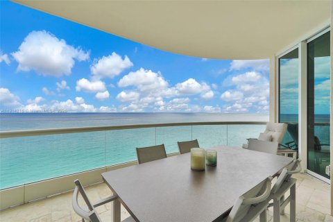 Condo in Sunny Isles Beach, Florida, 2 bedrooms  № 1969900 - photo 23