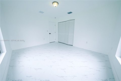 Commercial property in Miami, Florida 216.83 sq.m. № 2056357 - photo 11