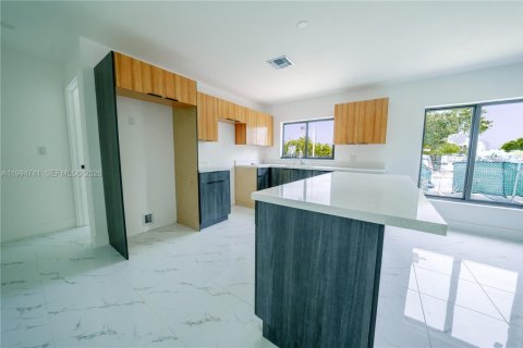 Commercial property in Miami, Florida 216.83 sq.m. № 2056357 - photo 15