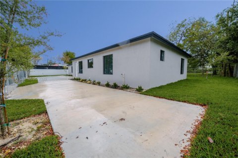 Commercial property in Miami, Florida 216.83 sq.m. № 2056357 - photo 6