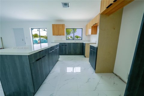 Commercial property in Miami, Florida 216.83 sq.m. № 2056357 - photo 12