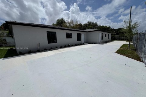 Commercial property in Miami, Florida 216.83 sq.m. № 2056357