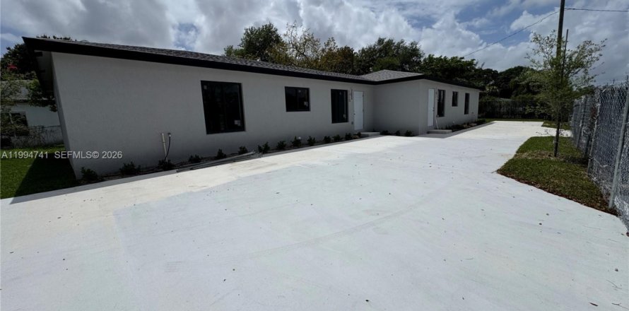 Commercial property in Miami, Florida 216.83 sq.m. № 2056357