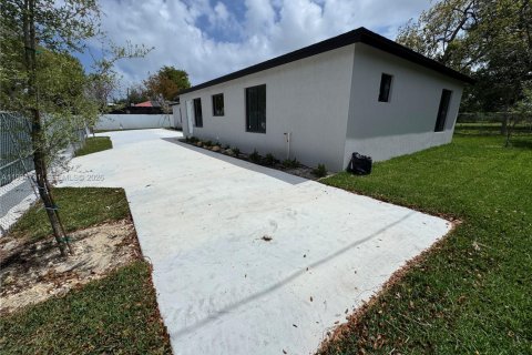 Commercial property in Miami, Florida 216.83 sq.m. № 2056357 - photo 2