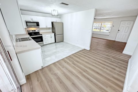 Villa ou maison à vendre à Hollywood, Floride: 3 chambres, 114.46 m2 № 2025237 - photo 12