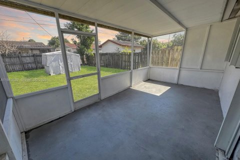 Villa ou maison à vendre à Hollywood, Floride: 3 chambres, 114.46 m2 № 2025237 - photo 23