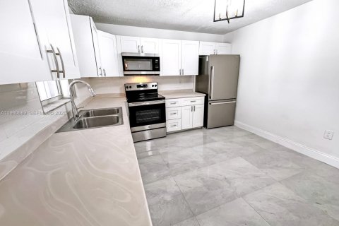 Villa ou maison à vendre à Hollywood, Floride: 3 chambres, 114.46 m2 № 2025237 - photo 11