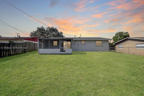 Villa ou maison à vendre à Hollywood, Floride: 3 chambres, 114.46 m2 № 2025237 - photo 28