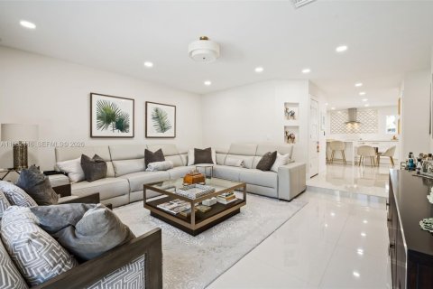 Villa ou maison à vendre à Miami Lakes, Floride: 3 chambres, 310.48 m2 № 2024073 - photo 11