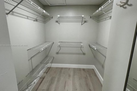 Condo in Miami, Florida, 3 bedrooms  № 1960505 - photo 6