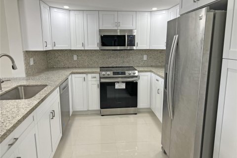 Condo in Miami, Florida, 3 bedrooms  № 1960505 - photo 3