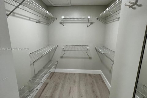 Condo in Miami, Florida, 3 bedrooms  № 1960505 - photo 20