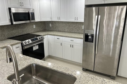 Condo in Miami, Florida, 3 bedrooms  № 1960505 - photo 4