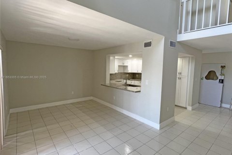 Condo in Miami, Florida, 3 bedrooms  № 1960505 - photo 2