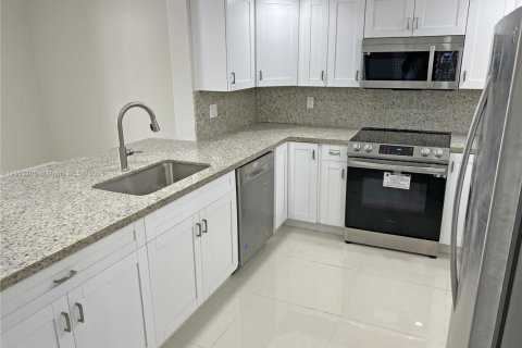 Condo in Miami, Florida, 3 bedrooms  № 1960505 - photo 5