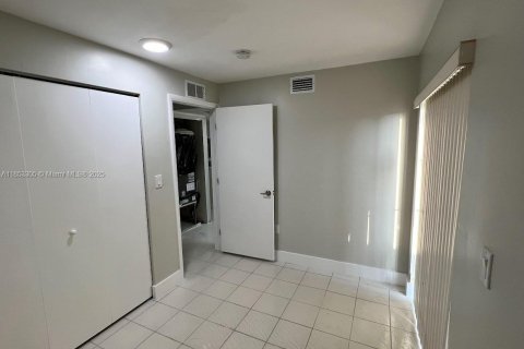 Condo in Miami, Florida, 3 bedrooms  № 1960505 - photo 10